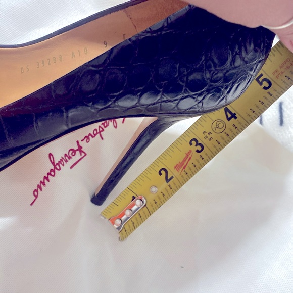🔥🔥SALVATORE FERRAGAMO HEELS 💃🏻 LIKE NEW 💃🏻🔥🔥❤️💃🏻 - Picture 9 of 9